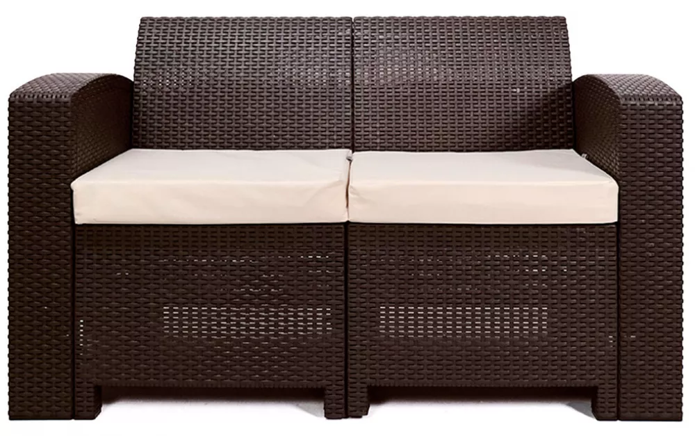 Двухместный пластиковый диван с имитацией ротанга с подушками