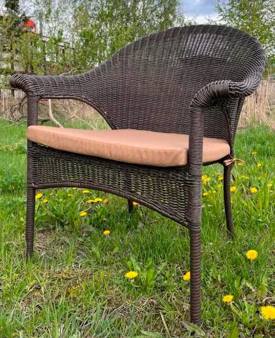 Плетеное кресло из искусственного ротанга с подушкой