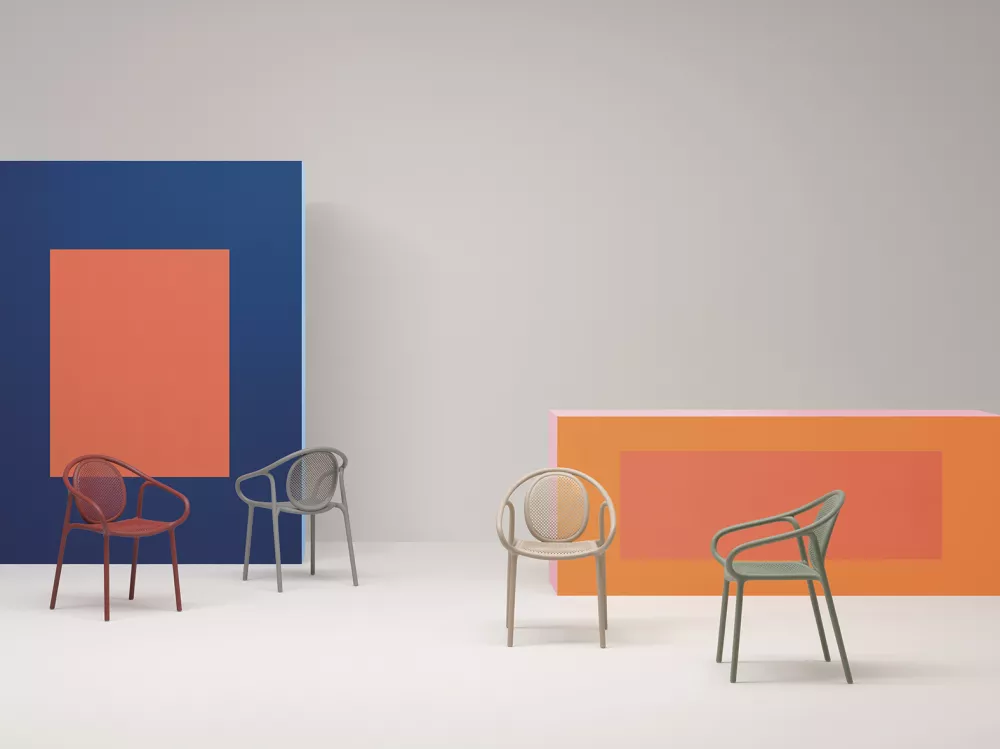 Стильное пластиковое кресло, штабелируются Италия, красное Стильное пластиковое кресло, штабелируются Италия, красное