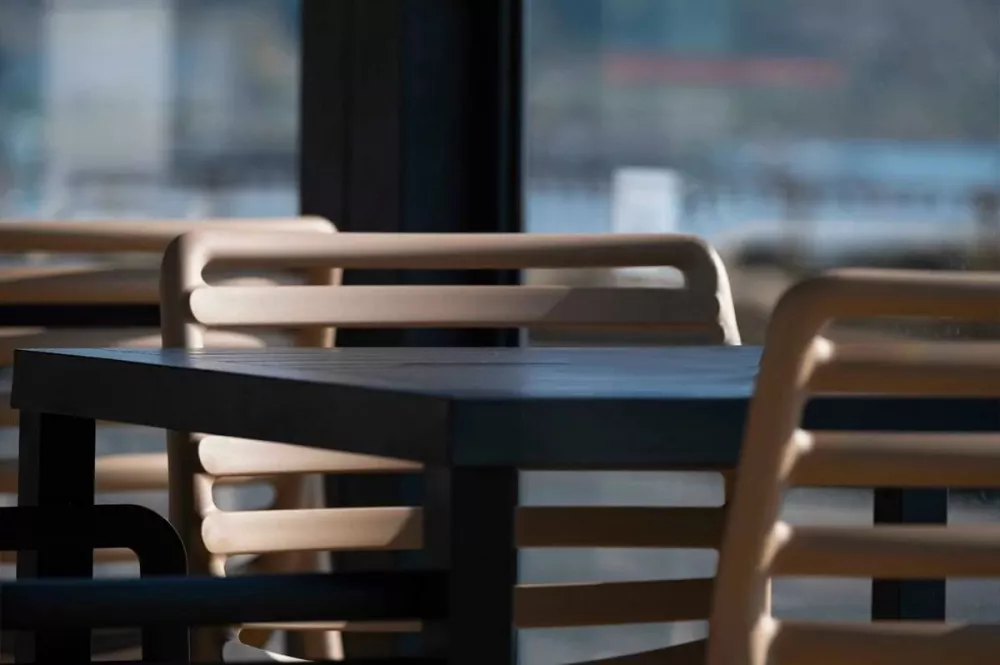 Кресло пластиковое цвет капучино для уличного кафе Италия Кресло пластиковое цвет капучино для уличного кафе Италия