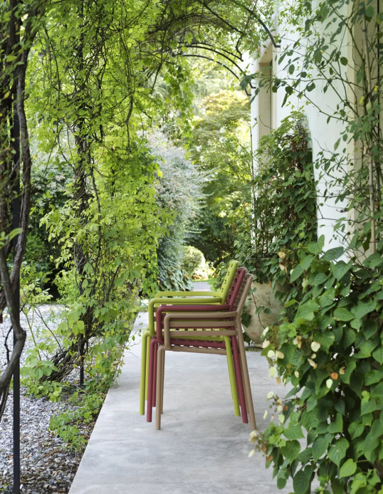 Кресло пластиковое цвет капучино для уличного кафе Италия Кресло пластиковое цвет капучино для уличного кафе Италия