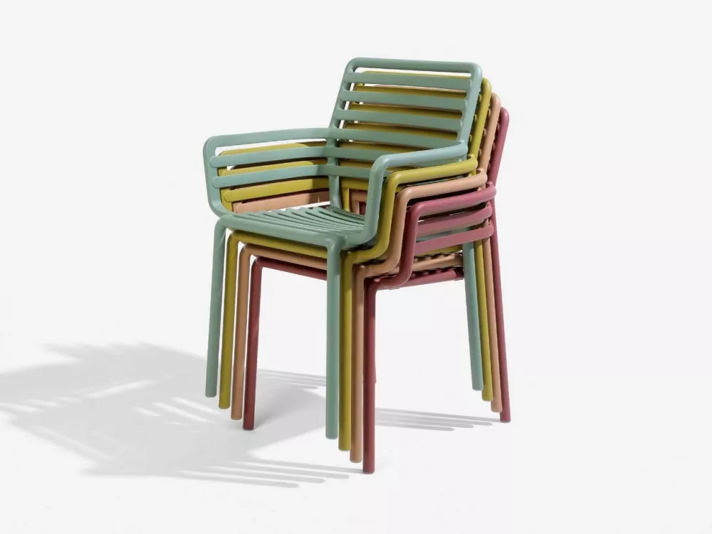 Кресло пластиковое цвет капучино для уличного кафе Италия Кресло пластиковое цвет капучино для уличного кафе Италия