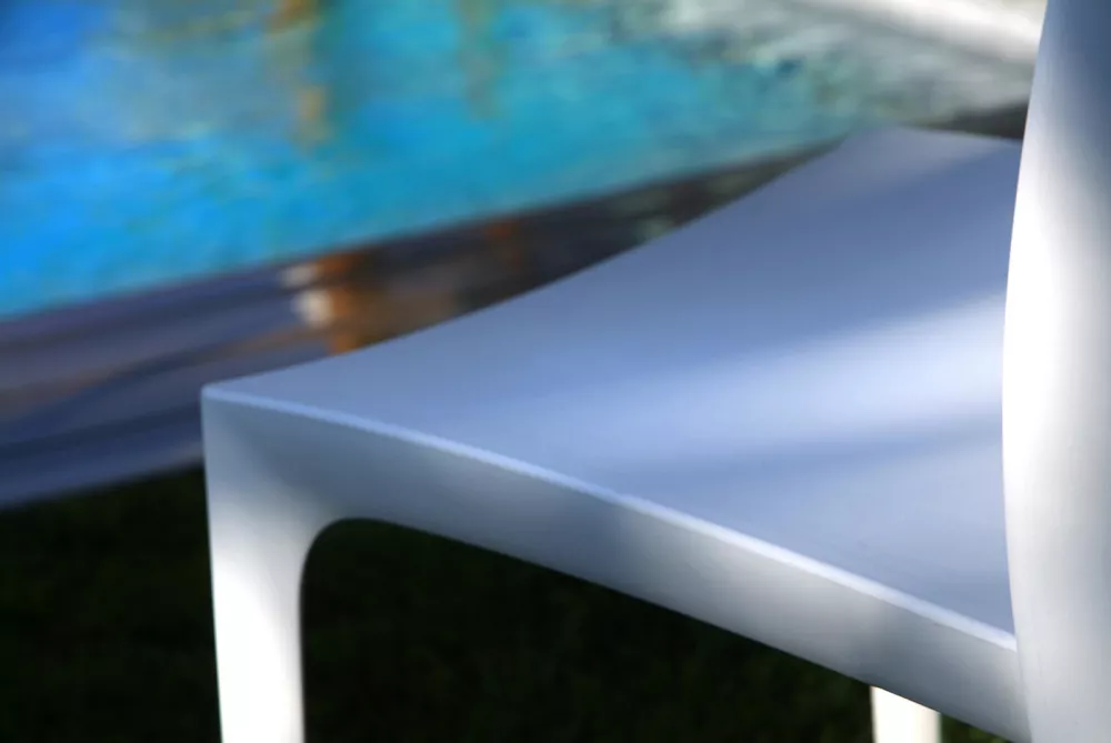 Пластиковые стулья для дачи серебристые, штабелируются Пластиковые стулья для дачи серебристые, штабелируются