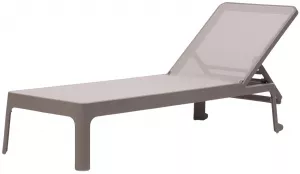 Пластиковый шезлонг с имитацией ротанга, стол, подушка комплект