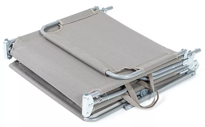 Складной шезлонг с козырьком от солнца и текстиленом Складной шезлонг с козырьком от солнца и текстиленом