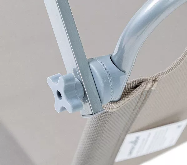 Складной шезлонг с козырьком от солнца и текстиленом Складной шезлонг с козырьком от солнца и текстиленом