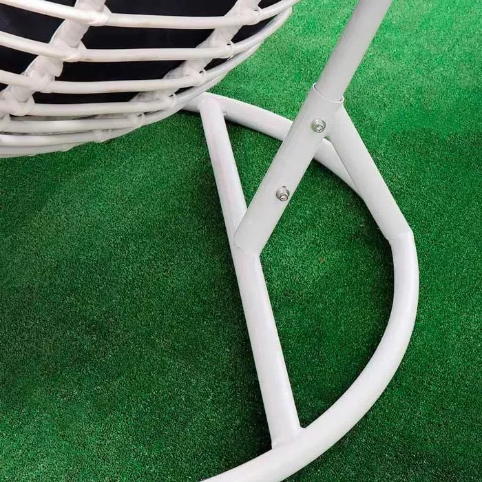 Белое подвесное кресло из искусственного ротанга