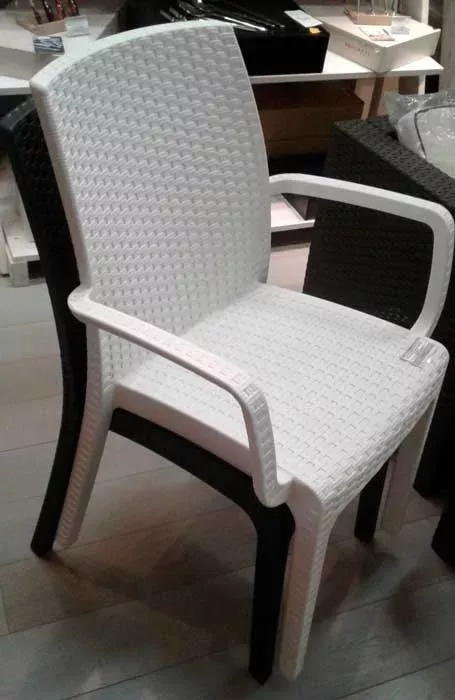 Пластиковый стул с имитацией ротанга