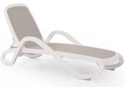 Лежак пластиковый шезлонг для пляжа на колесах белый